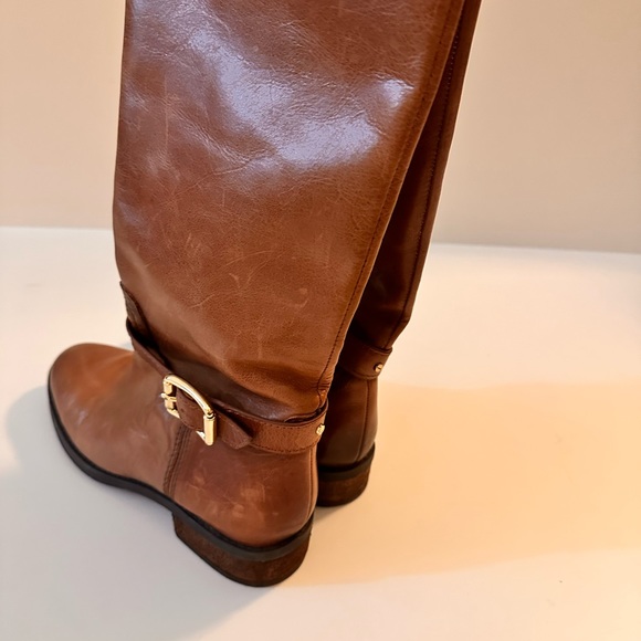 Vince Camuto brown boots.  Distressed finish lug sole. Genuine leather upper 🍂 - Picture 4 of 7